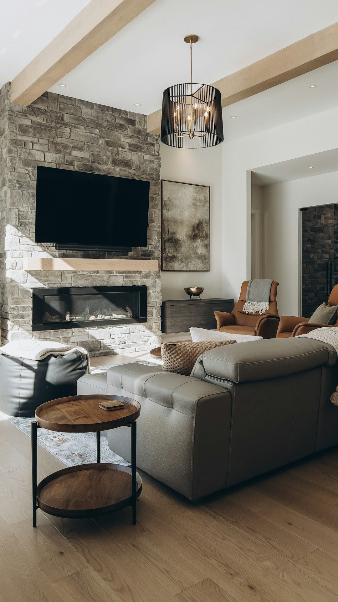 Akıllı ev aydınlatması ve ev otomasyonu kullanılan modern salon