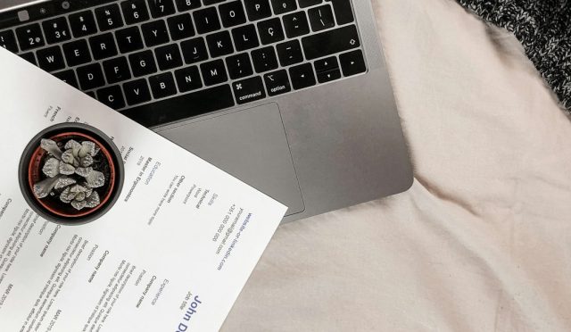 CV nasıl hazırlanır rehberi için bilgisayar ve özgeçmiş