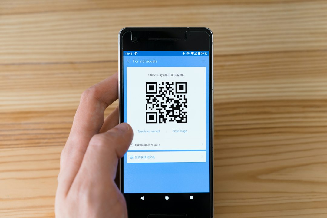 Akıllı telefon ekranında QR kod tarama işlemi