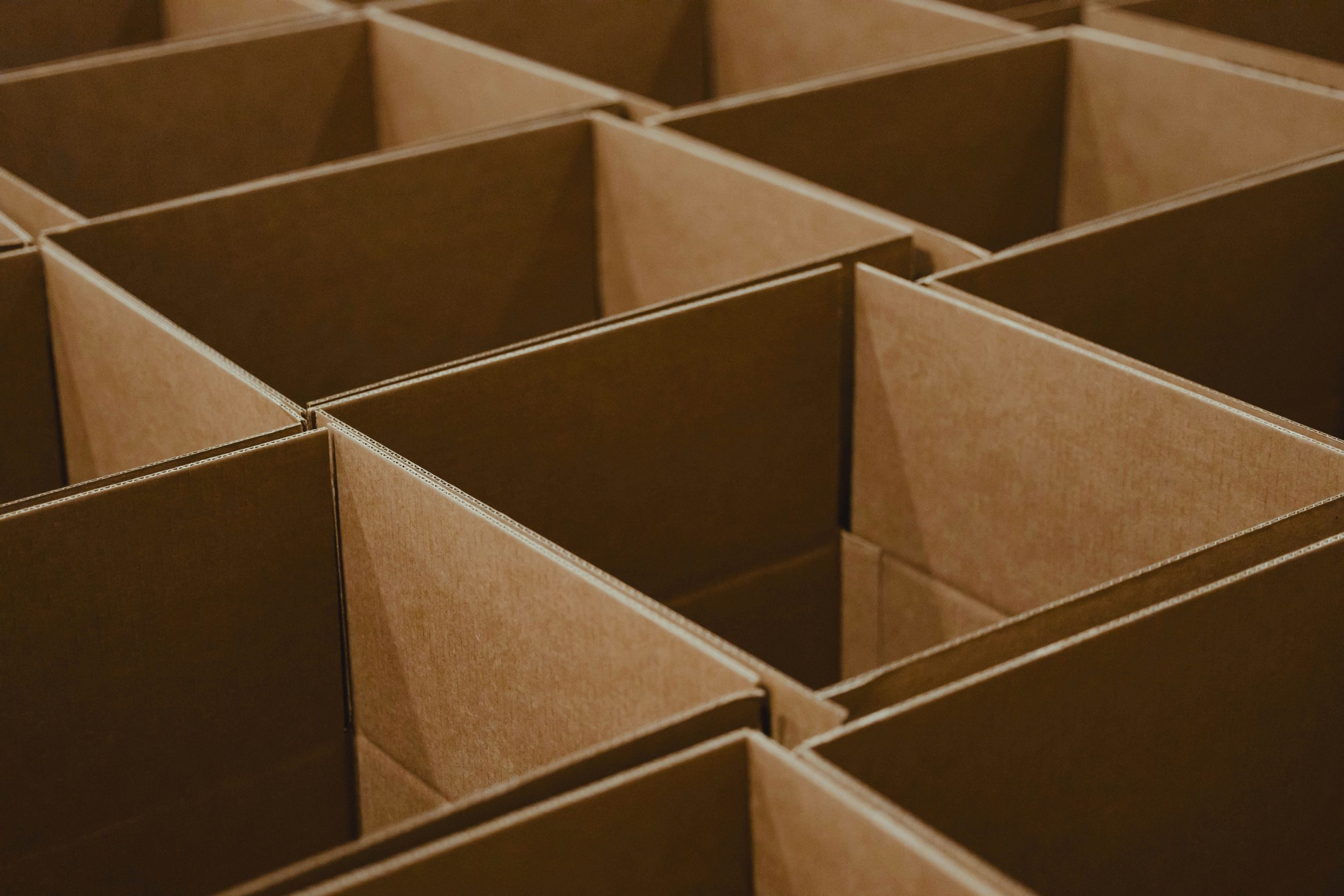 E-ticaret siparişlerini paketlemek için hazırlanan karton kutular