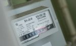 Elektrik faturası ve evde enerji tüketimini inceleyen kişi