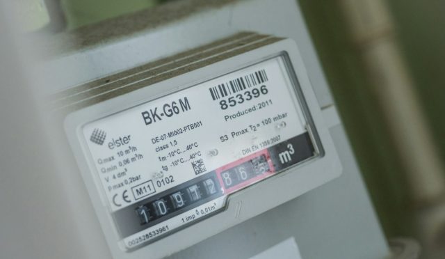 Elektrik faturası ve evde enerji tüketimini inceleyen kişi