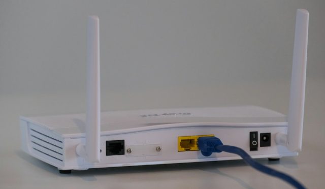 Evde internet neden yavaş rehberi için modem ve Ethernet kablosu