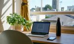 Evden bilgisayar ile freelance çalışan kişi