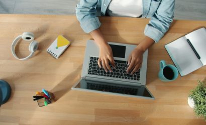 Ev ortamında dizüstü bilgisayarla freelance çalışan kişi