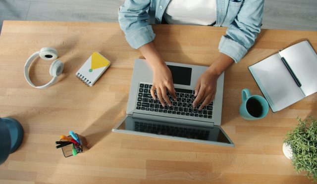 Ev ortamında dizüstü bilgisayarla freelance çalışan kişi