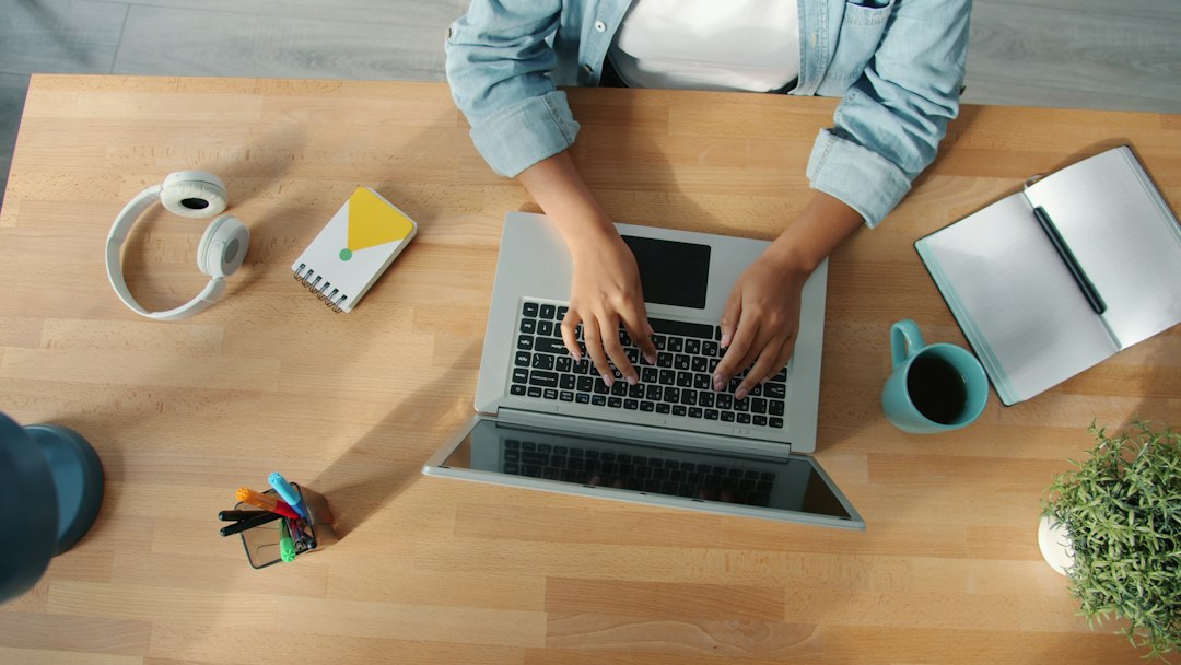 Ev ortamında dizüstü bilgisayarla freelance çalışan kişi