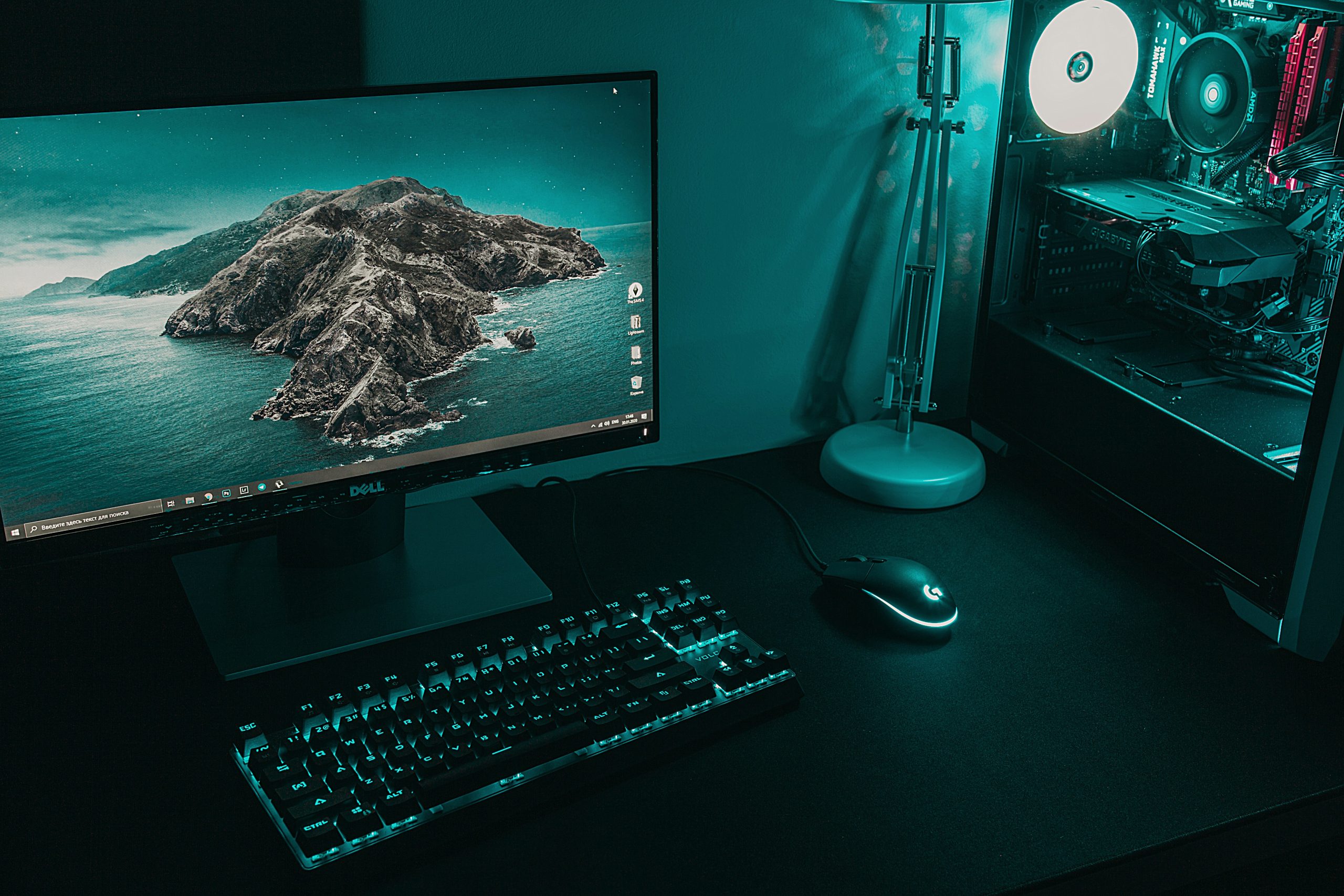 Masaüstü bilgisayar monitörü ve klavye ile oyun bilgisayarı çalışma alanı