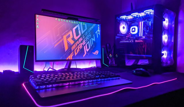 RGB aydınlatmalı masaüstü oyun bilgisayarı ve oyuncu kurulumu