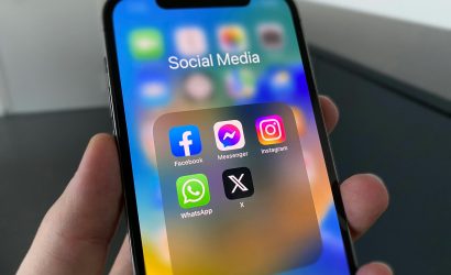 Sosyal medya uygulamalarını gösteren akıllı telefon ekranı