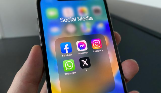 Sosyal medya uygulamalarını gösteren akıllı telefon ekranı