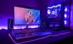 Masaüstü oyun bilgisayarı ve RGB aydınlatmalı oyuncu masası