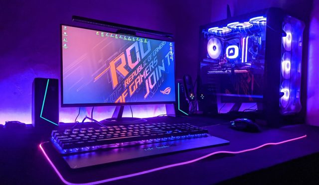 Masaüstü oyun bilgisayarı ve RGB aydınlatmalı oyuncu masası