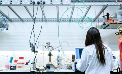 TÜBİTAK burs programları için üniversitede araştırma yapan öğrenci