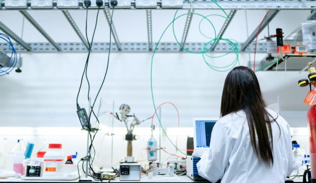 TÜBİTAK burs programları için üniversitede araştırma yapan öğrenci