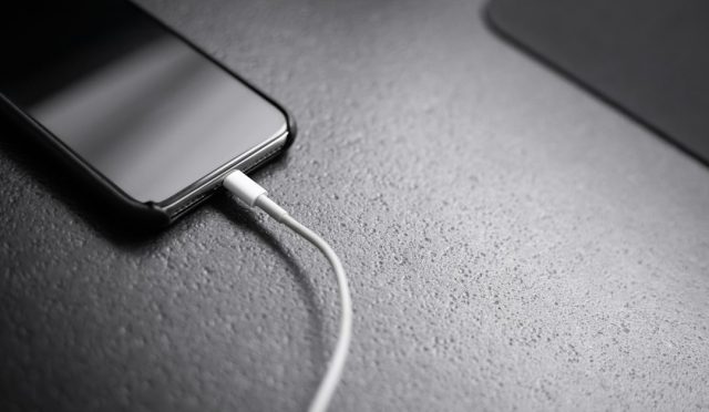 Şarj kablosuna bağlı akıllı telefon