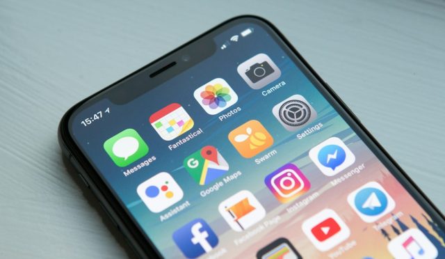 Telefon depolama alanını ve mobil uygulamaları gösteren akıllı telefon görseli