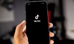 TikTok uygulamasını gösteren akıllı telefon ekranı