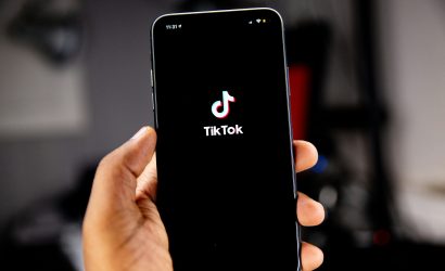 TikTok uygulamasını gösteren akıllı telefon ekranı