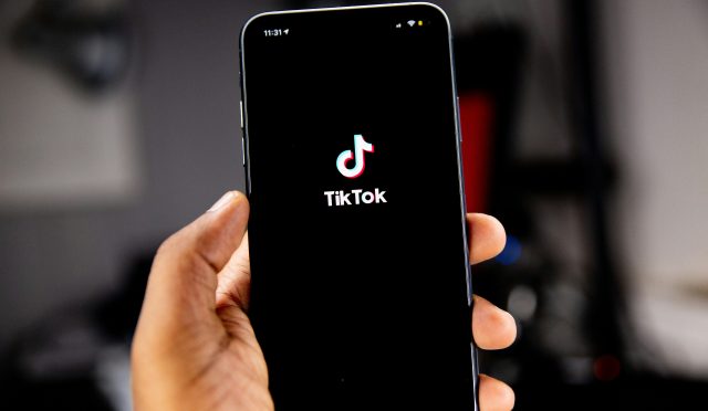 TikTok uygulamasını gösteren akıllı telefon ekranı