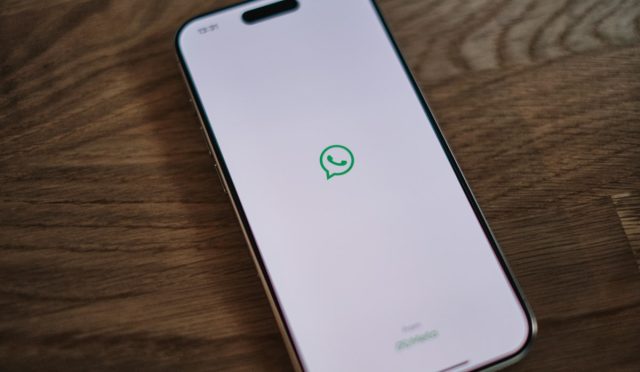 Akıllı telefonda mesajlaşma ve WhatsApp hesap güvenliği