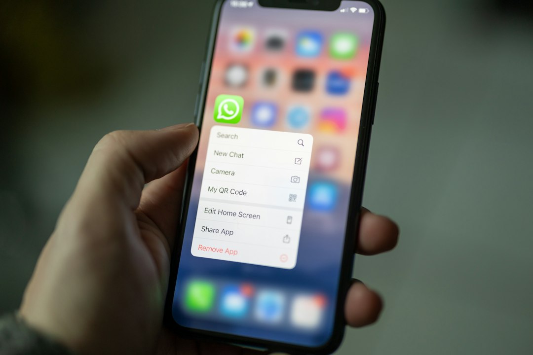 WhatsApp sohbet yedekleme ve bulut simgesi