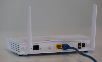 Wi-Fi modemine bağlı Ethernet kablosu ve ev internet bağlantısı