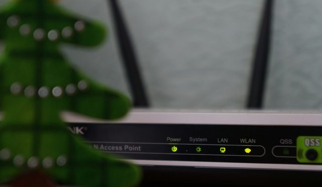 Evde Wi-Fi router ve internet ağı