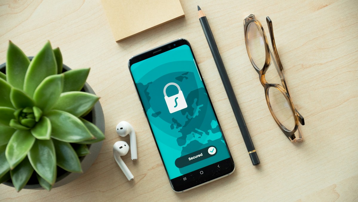Akıllı telefon ve dijital güvenlik kavramını gösteren görsel